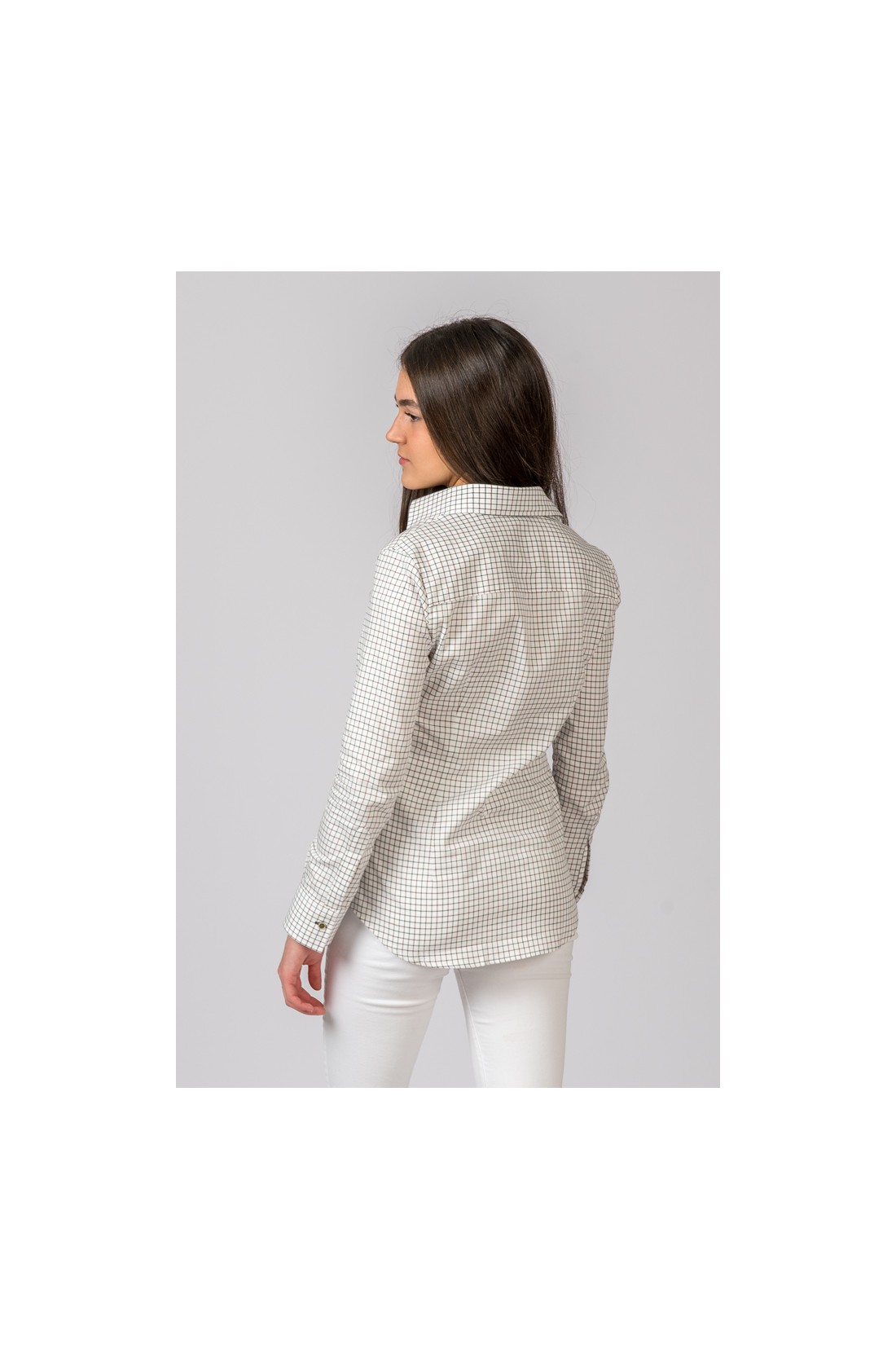 Camisa feminina xadrez branco e cinza vistas de costas