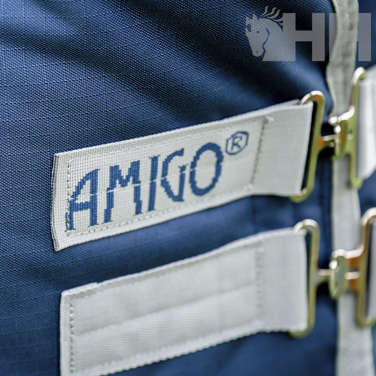 Saco azul com alças brancas e etiqueta AMIGO® bordada