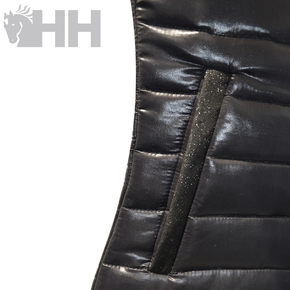 Casaco acolchoado preto brilhante com bolso glitterizado e logótipo HH cinzento