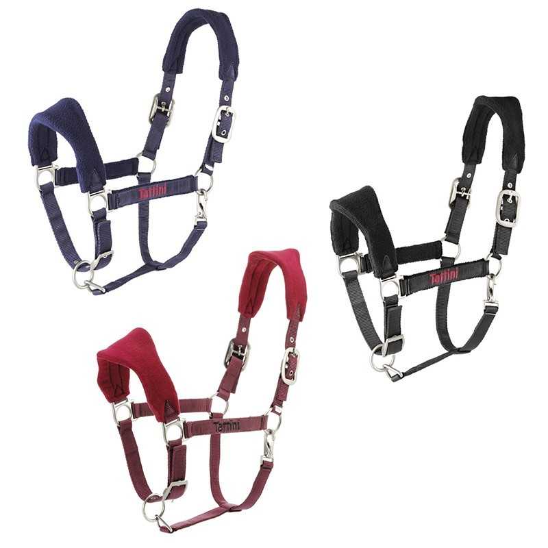 Três cabrestos para cavalos de tecido almofadados nas cores azul, preto e vermelho com fivelas metálicas