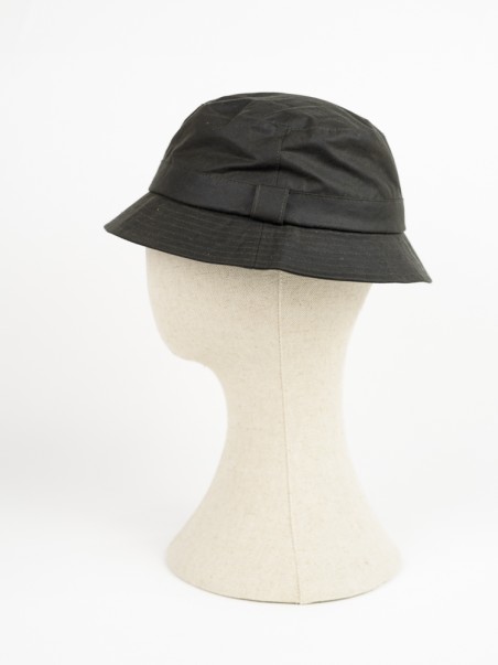 Chapéu pescador preto sobre manequim creme