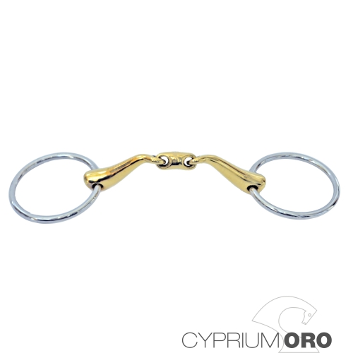 Bridão metálico com bocal dourado e argolas prateadas em fundo branco com logótipo CYPRIUM ORO