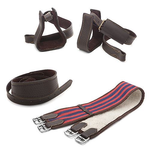 Colete e cintos em couro castanho com fivelas e padrão riscado em tecido