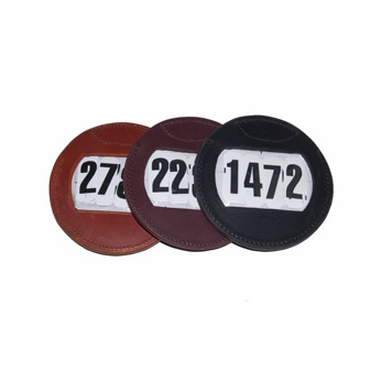 Três tachas redondas de couro em castanho, bordô e preto com números brancos e pretos no centro