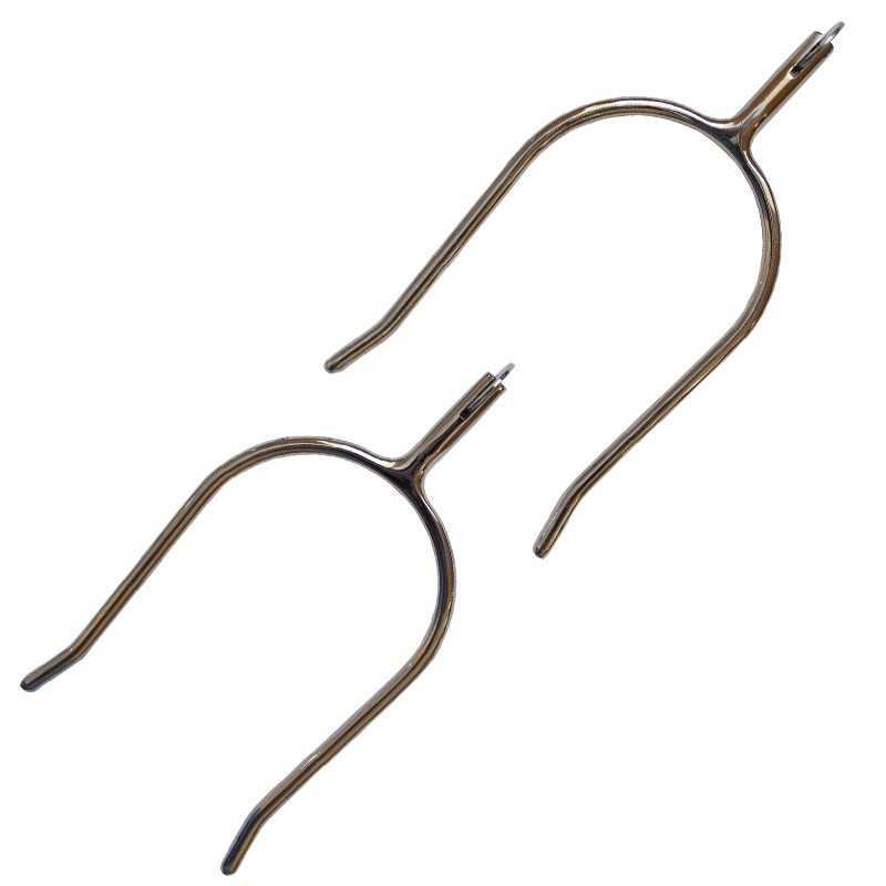 Dois estribos metálicos prateados em fundo branco