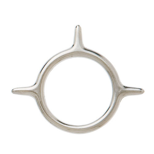 Anel prateado em metal com quatro pontas sobre fundo branco