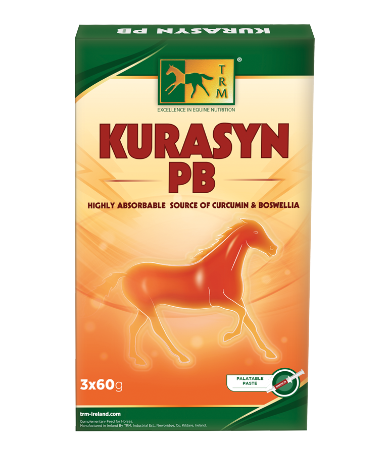 Embalagem do suplemento Kurasyn PB para cavalos com cavalo laranja e texto informativo.