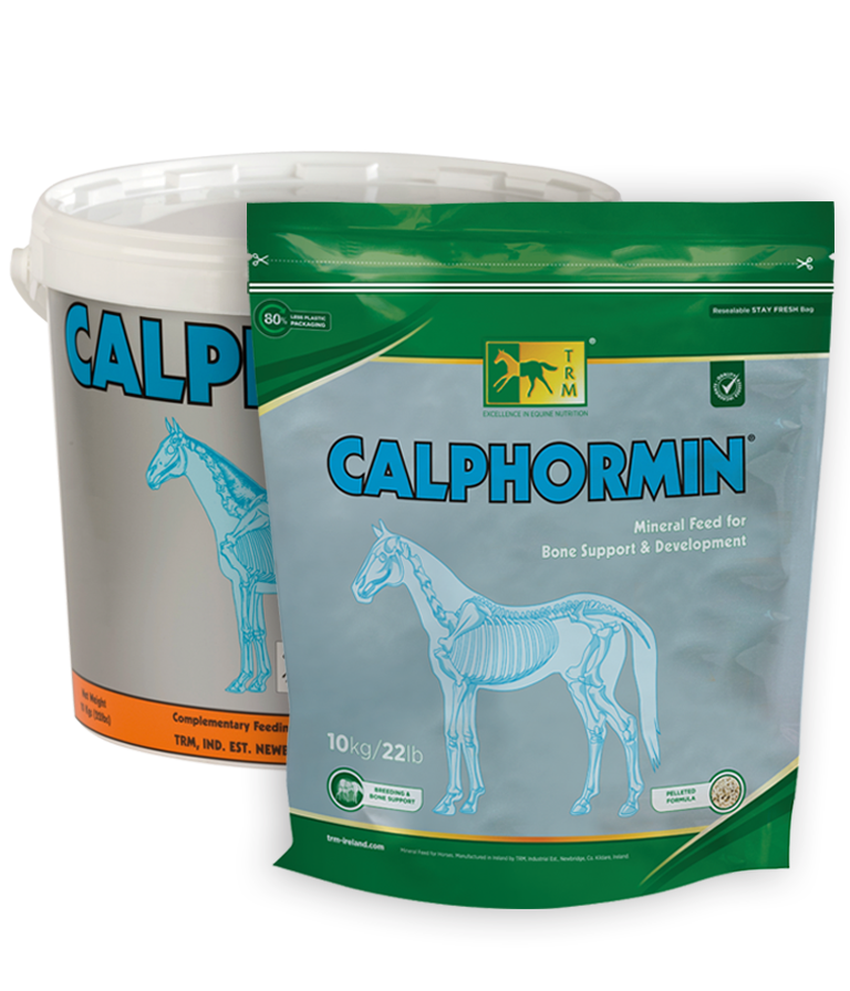 Recipientes do produto CALPHORMIN para cavalos, com esquema esquelético e cores azul, verde, branco.