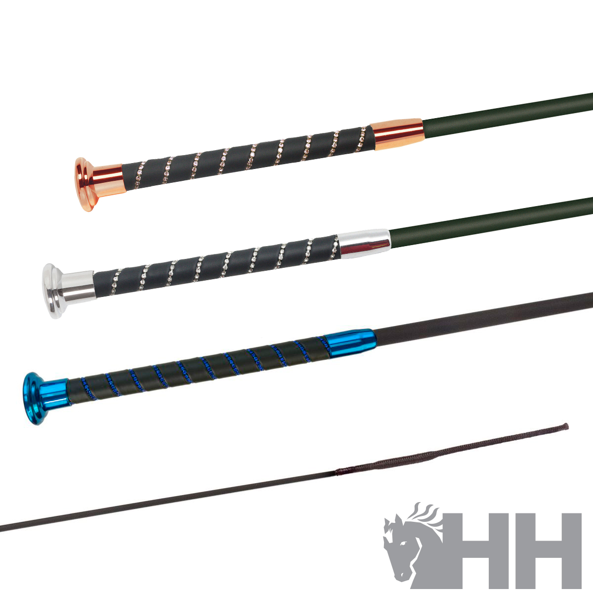 Três varas para equitação com cabos emborrachados de cores diferentes num fundo branco