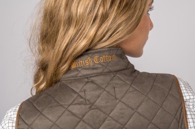 Colete matelassado castanho com bordado 'British Cotton' no colarinho