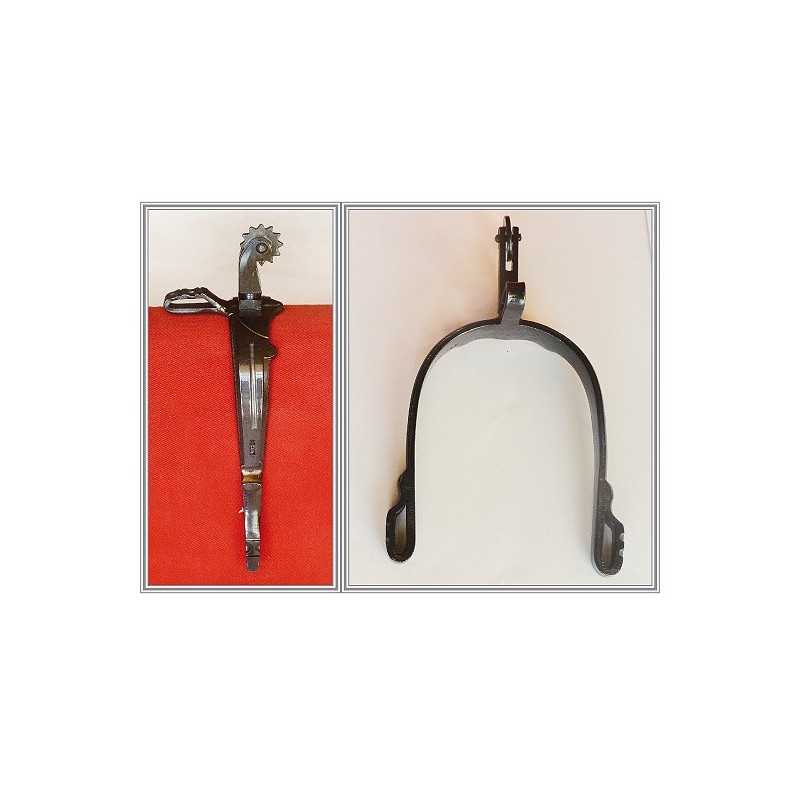 Dois estribos de metal para equitação com texturas envelhecidas em fundos vermelho e branco.