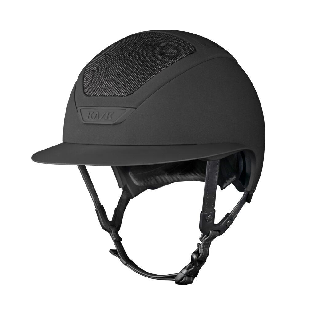 capacete de equitação preto com fivela de ajuste