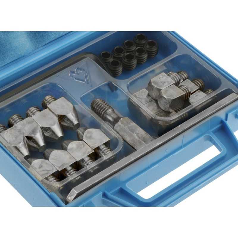 Caixa azul com conjunto de ferramentas de metal e parafusos
