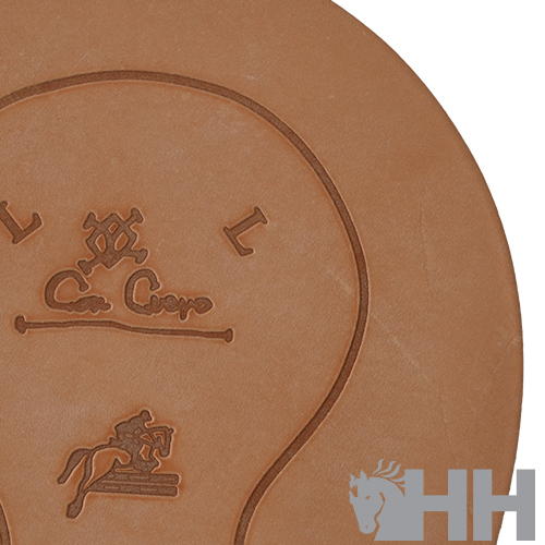 Selim de equitação em couro castanho com gravuras e texto