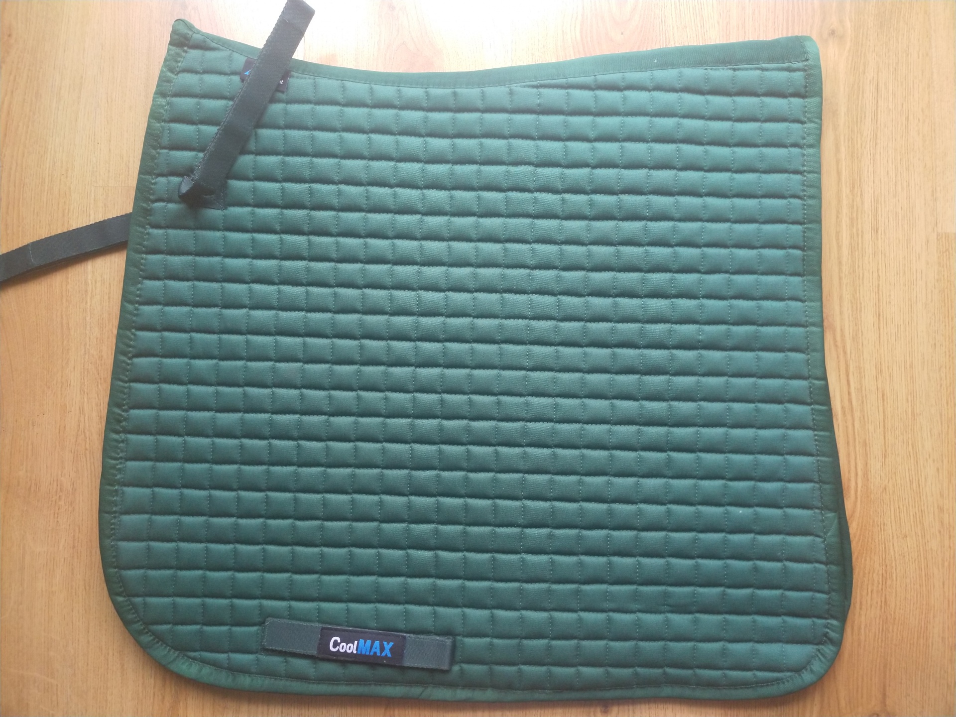 Tapete verde escuro para sela com etiqueta CoolMAX