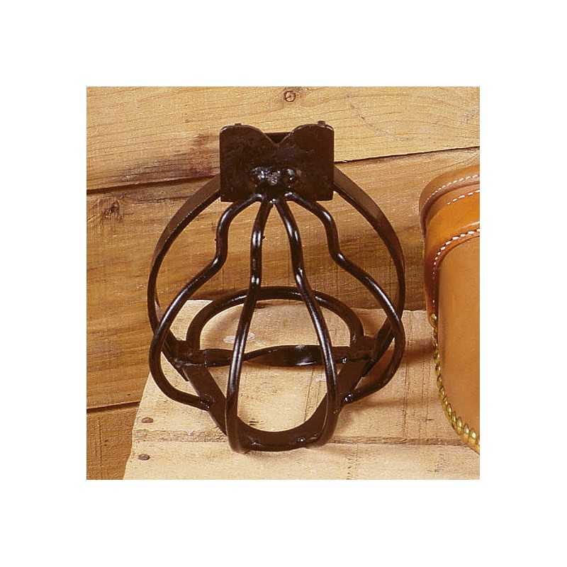 Suporte de parede de metal preto para garrafas ou utensílios ao lado de caixa de couro castanha