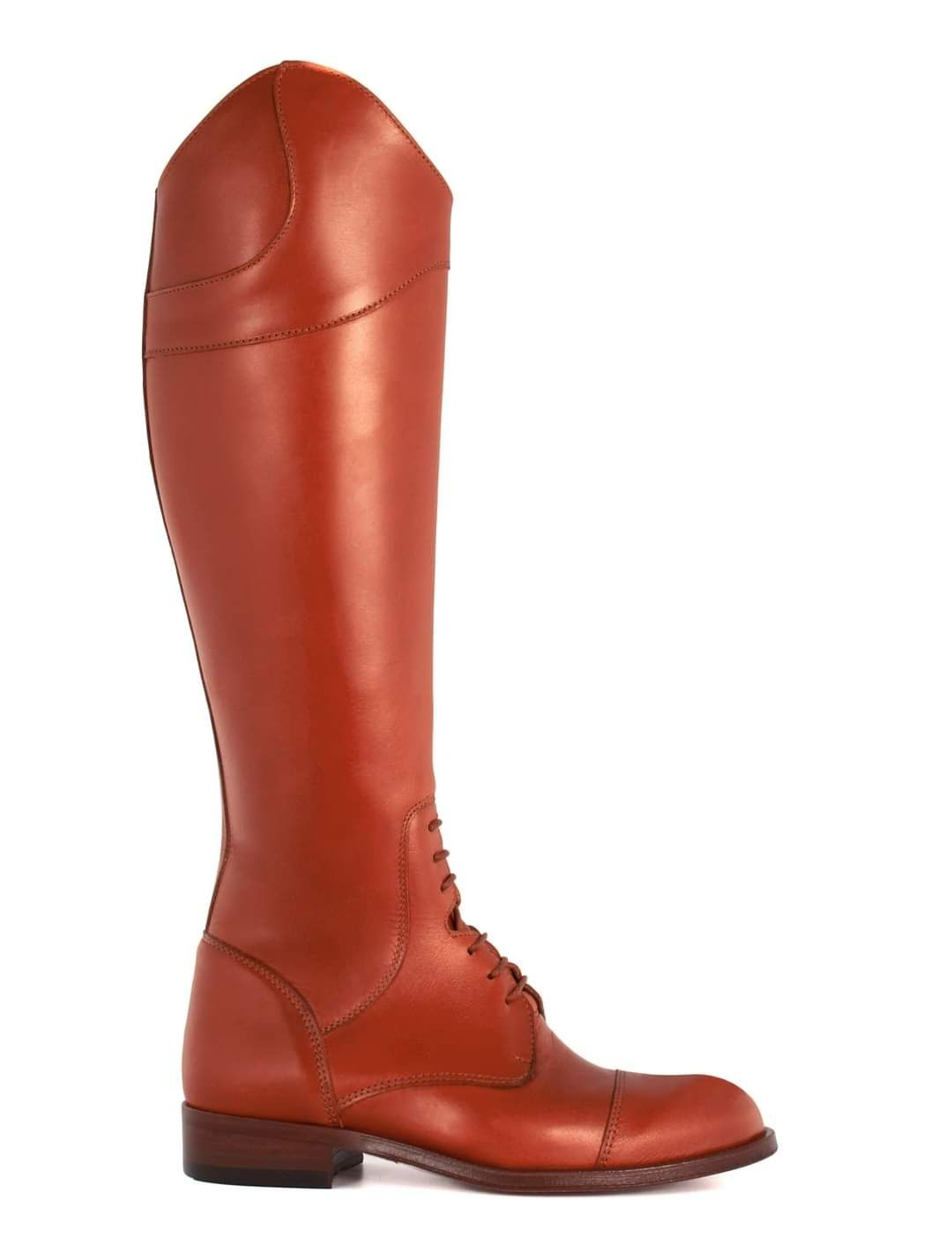 Bota alta castanha em pele lisa com fecho de amarrar