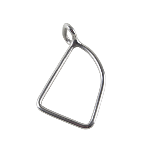 Puxador de metal prateado em formato triangular arredondado