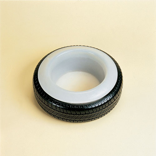 Cinzeiro em formato de pneu preto com interior cinzento