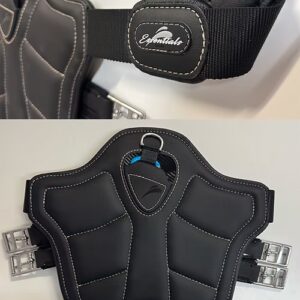Equipamento equestre preto com costuras brancas e etiqueta Equithals