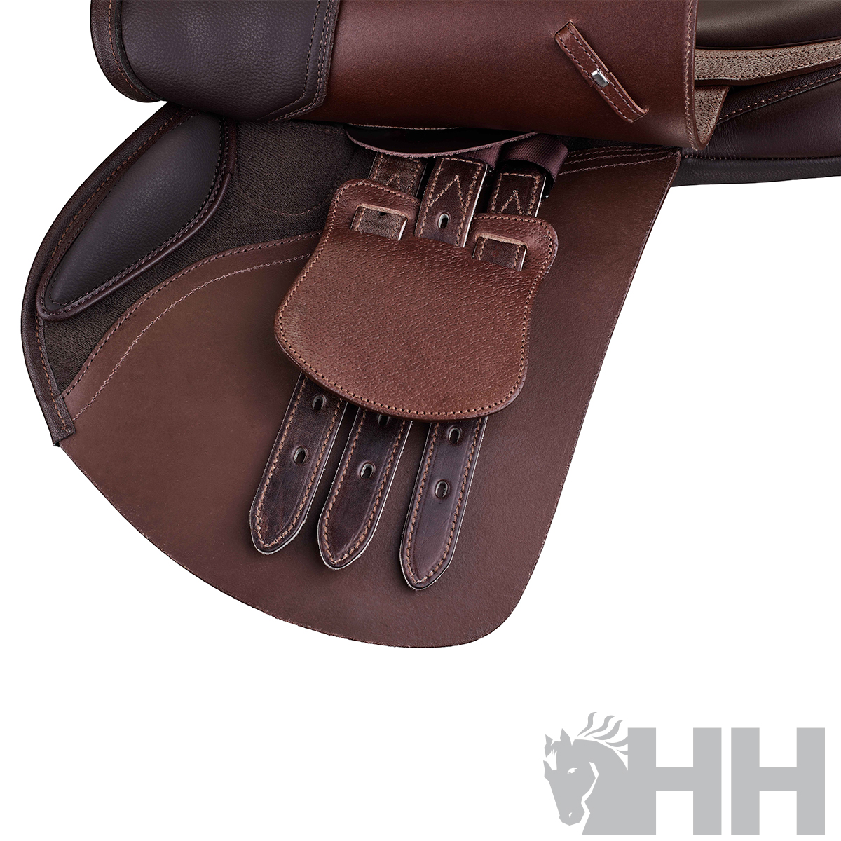 Parte detalhada de uma sela de equitação em pele castanha e castanho escuro com alças