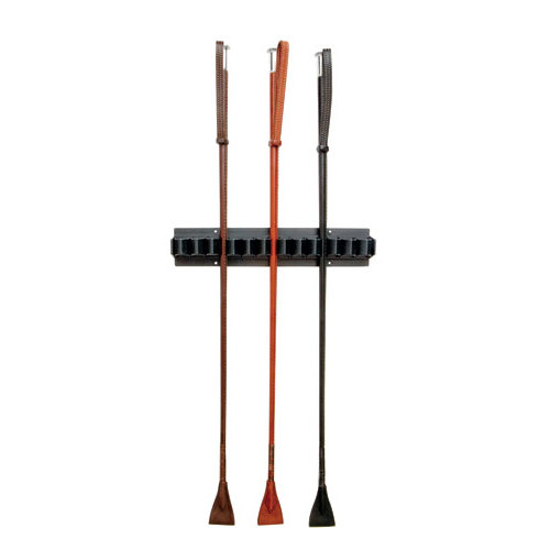 Três rédeas de equitação castanhas, laranja e preta penduradas num suporte preto na parede