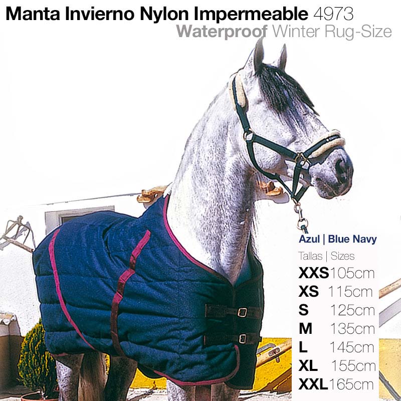 Cavalo com manta impermeável azul marinho de nylon e tabela de tamanhos