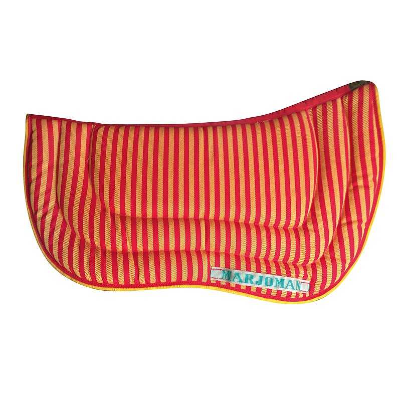 Passadeira para cavalo com padrão de riscas vermelhas e amarelas e etiqueta MARJOMAN