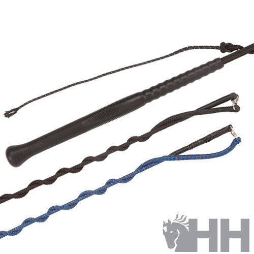 Três chicotes de equitação em preto e azul com texturas diferentes