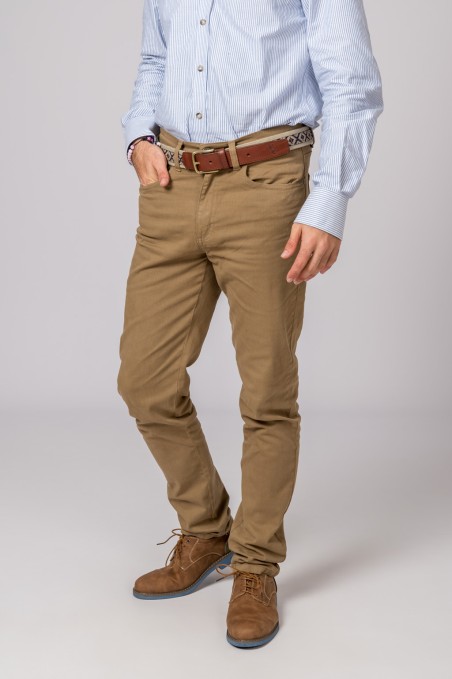 Homem com calças castanhas, camisa azul clara listada, cinto e sapatos castanhos