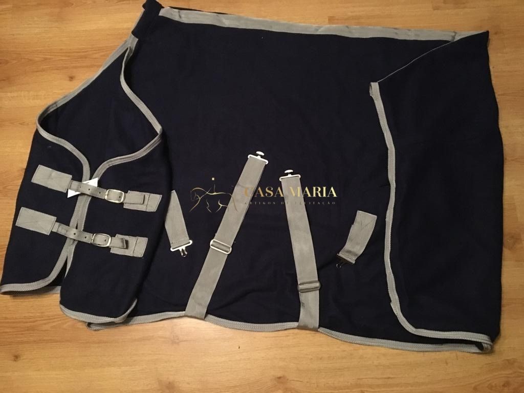 Manta para cavalo azul escuro com bordas cinzentas e tiras ajustáveis