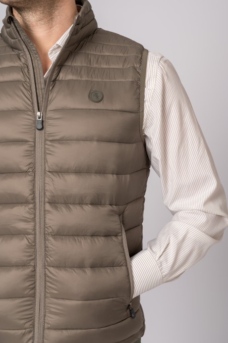 Colete acolchoado bege castanho com fecho de correr e logótipo redondo no peito