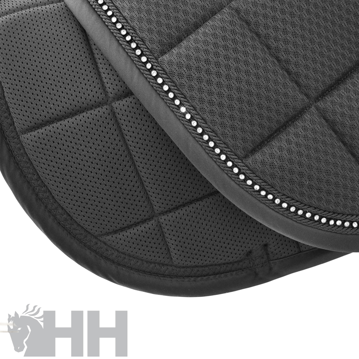 Mantilha de sela preta com padrão quadriculado e faixa decorativa prateada