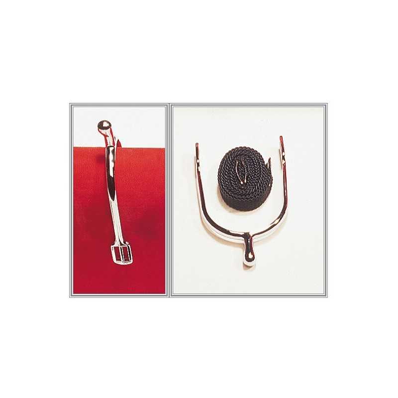 Estribo metálico prateado com cinta de couro preta enrolada em fundo branco e vermelho