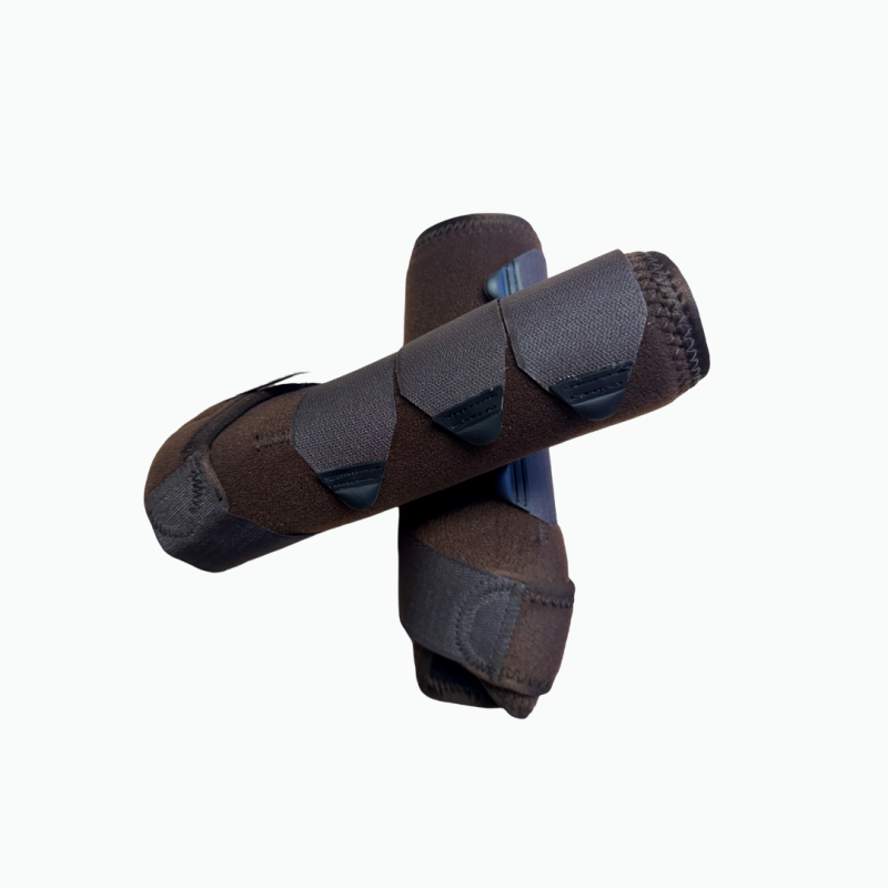 Protetores castanhos de neopreno com presilhas elásticas cinzentas e detalhes pretos