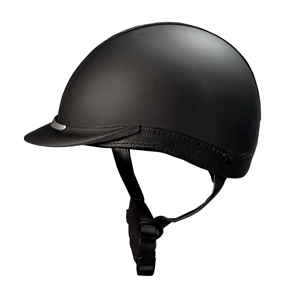 Capacete preto com aba pequena e tira ajustável