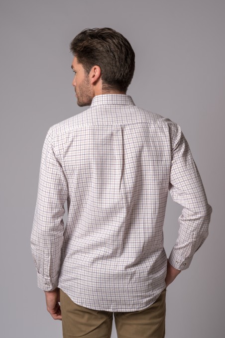 Camisa de homem branca com padrão de quadrícula castanha vista de costas