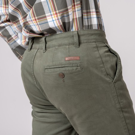 Calças verde-oliva com bolso traseiro e camisa xadrez colorida