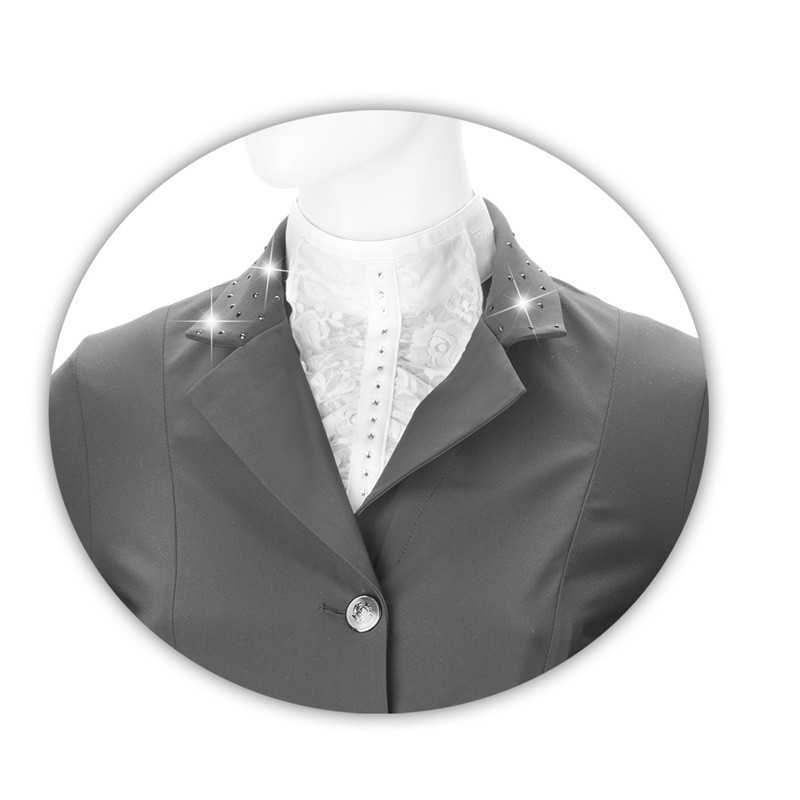 Blazer cinza escuro com camisa branca bordada