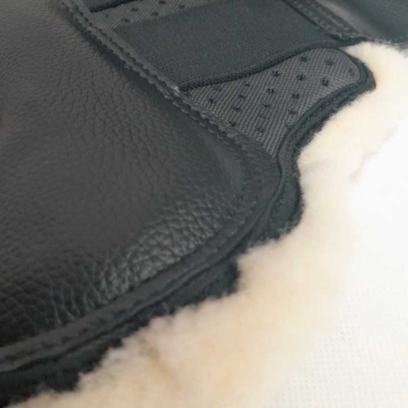 Detalhe de produto em pele preta com forro de pelo branco