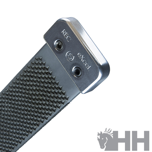 Ferramenta metálica texturizada com base prateada e palavras gravadas KFC e excel