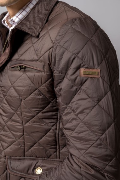 Casaco matelassê castanho com bolso zip e etiqueta PALMINGTON na manga
