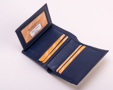 Carteira de pele azul escura aberta com ranhuras para cartões e etiqueta visível