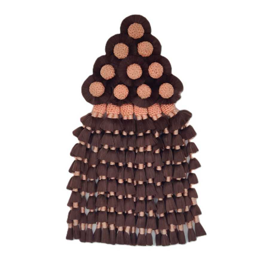 Trabalho artesanal com franjas e pompons em tons castanhos e cru