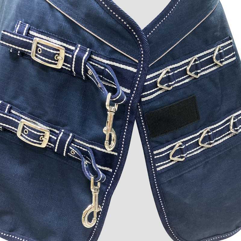 Colete ou arnês azul escuro com fivelas metálicas e costuras brancas