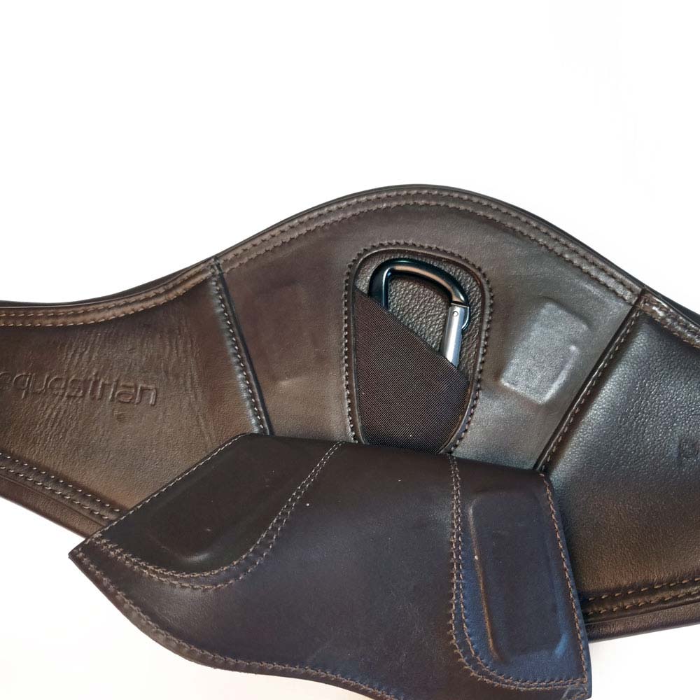 Banda em pele castanha com mosquetão prateado envolvido em tecido elástico preto