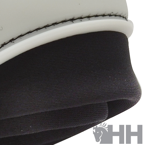 Sapato branco com detalhe preto e costura visível