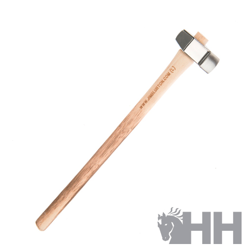 Martelo com cabeça metálica prateada e cabo de madeira com gravação HH sobre fundo branco