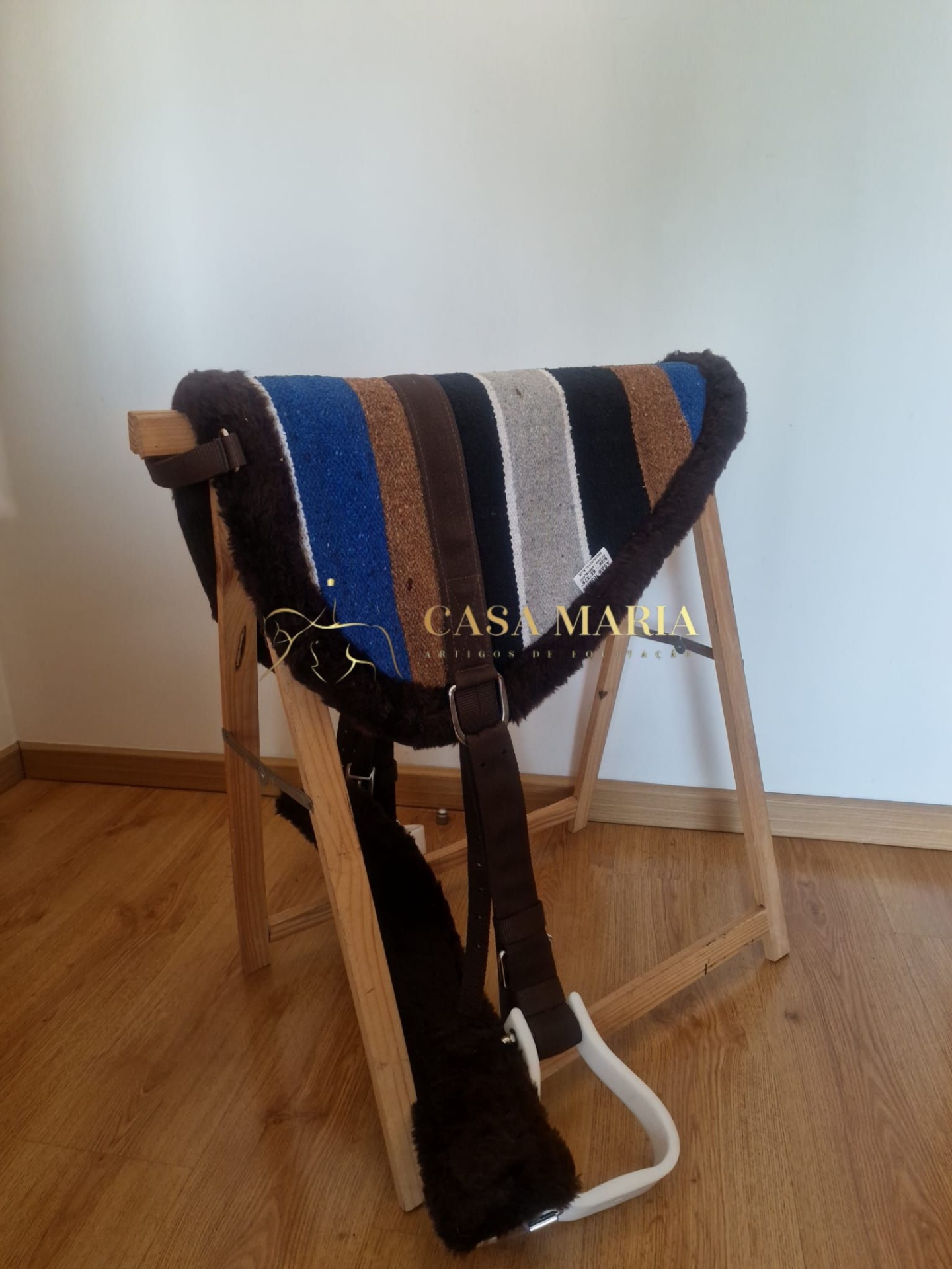 Banco de montar com tecido de riscas e estrutura de madeira