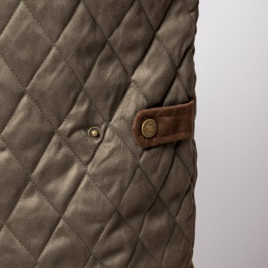 Casaco acolchoado castanho com padrão de losangos e botão metálico em fecho de aba.